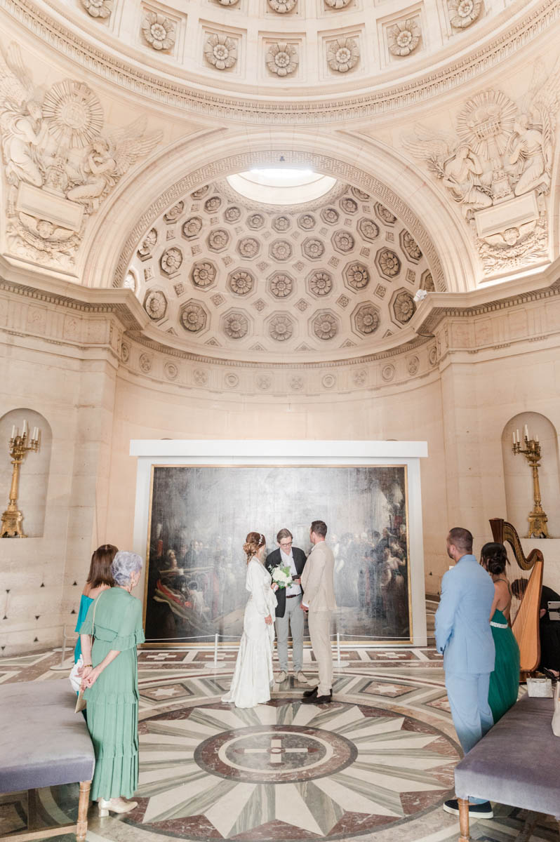 The ceremony takes place in the middle of the Chapelle under the dome