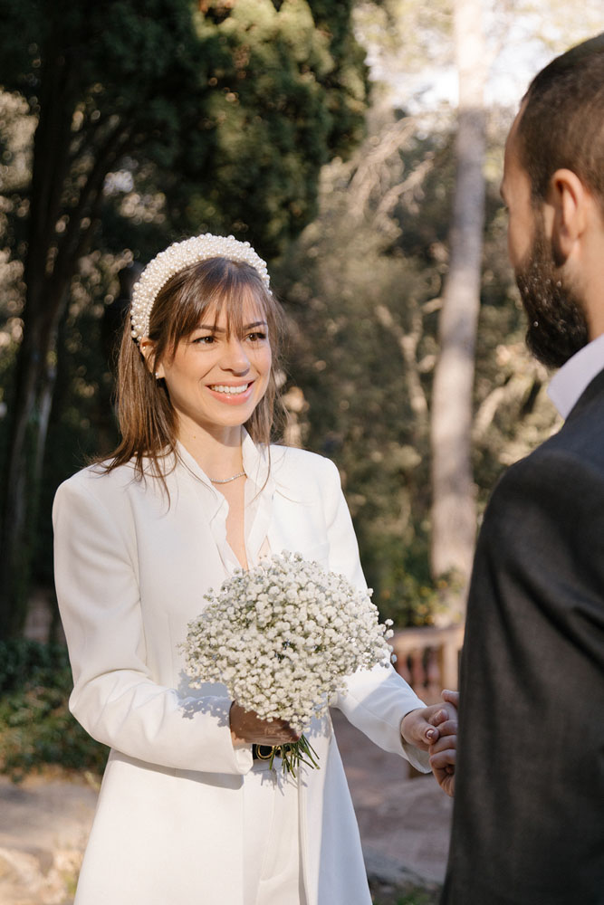 the bride listent to the vows