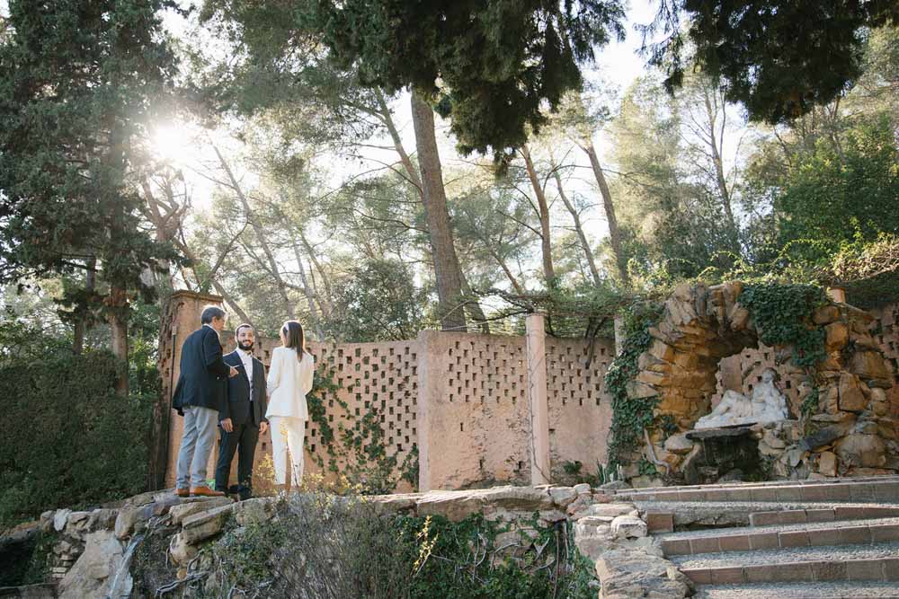 the location of the ceremony is the labyrint at Horta park, a great scenic view