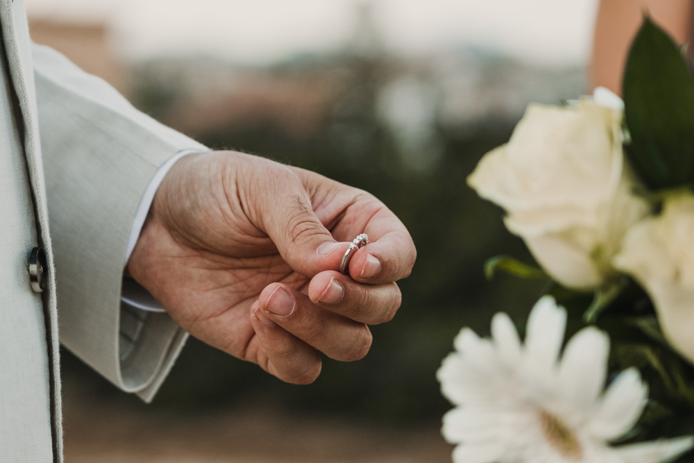 the ring of the bride, the groom will slide it in a seconde