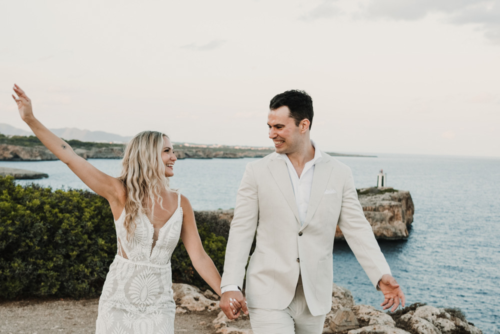 to the fish the day and to go for having a diner, the bride and groom walk hand on hand