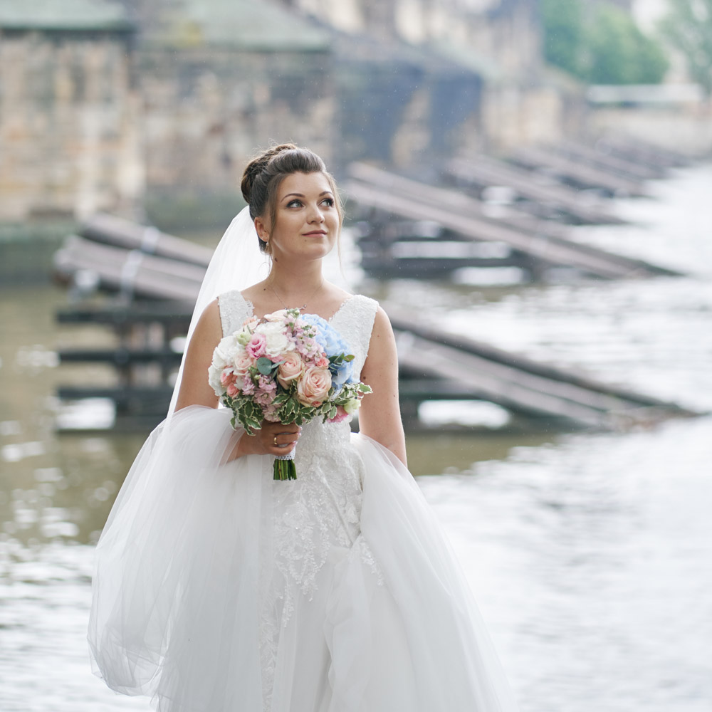 Th ebride close to the river with her bouquet