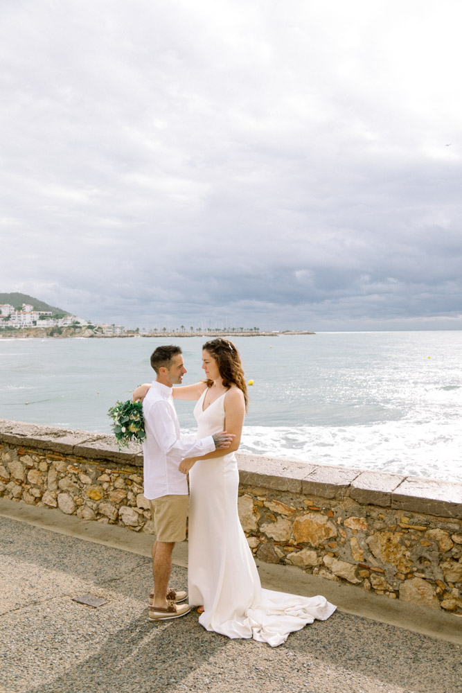 The promenade along the sea, the couple facing each other