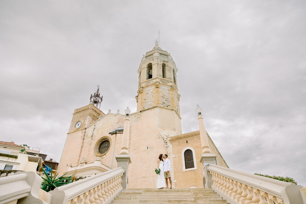 Sanbartomeu church in the background of the couple, the stairs above the harbour