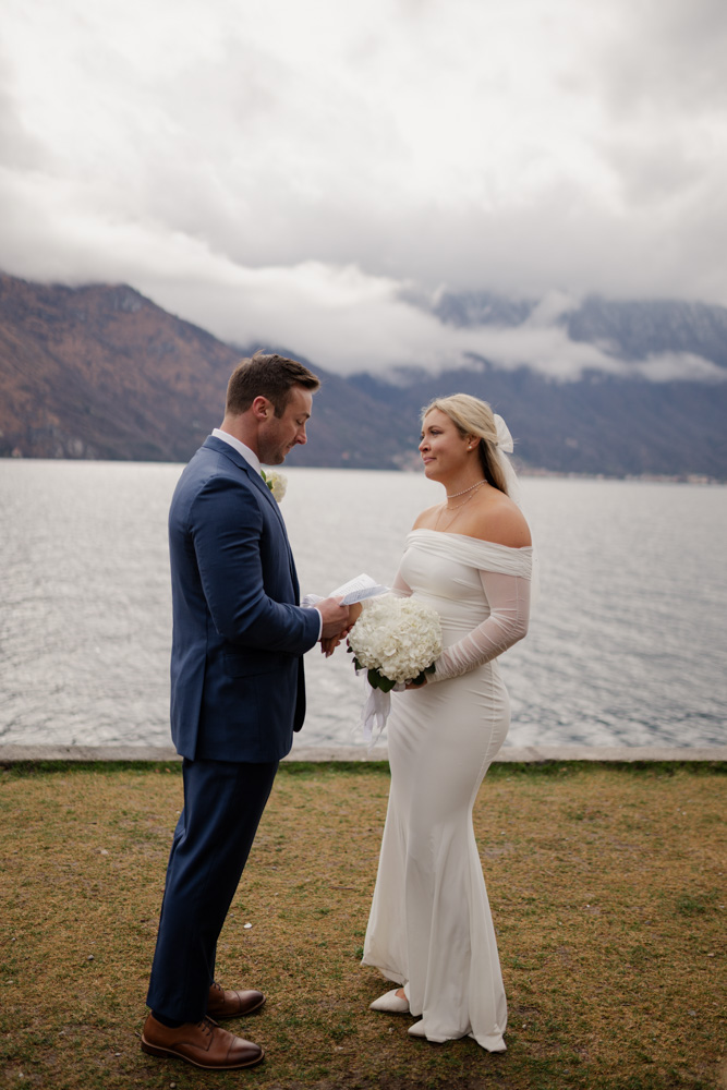 The groom reads his text of vows