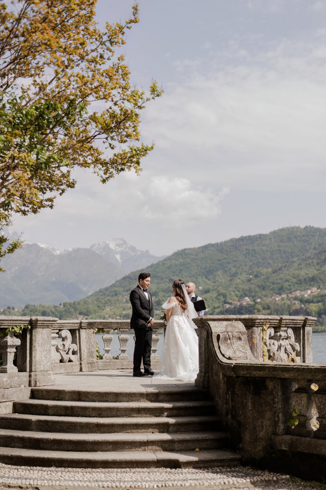 The beautifuk balcony as a location over the lake with the couple and the celebrant