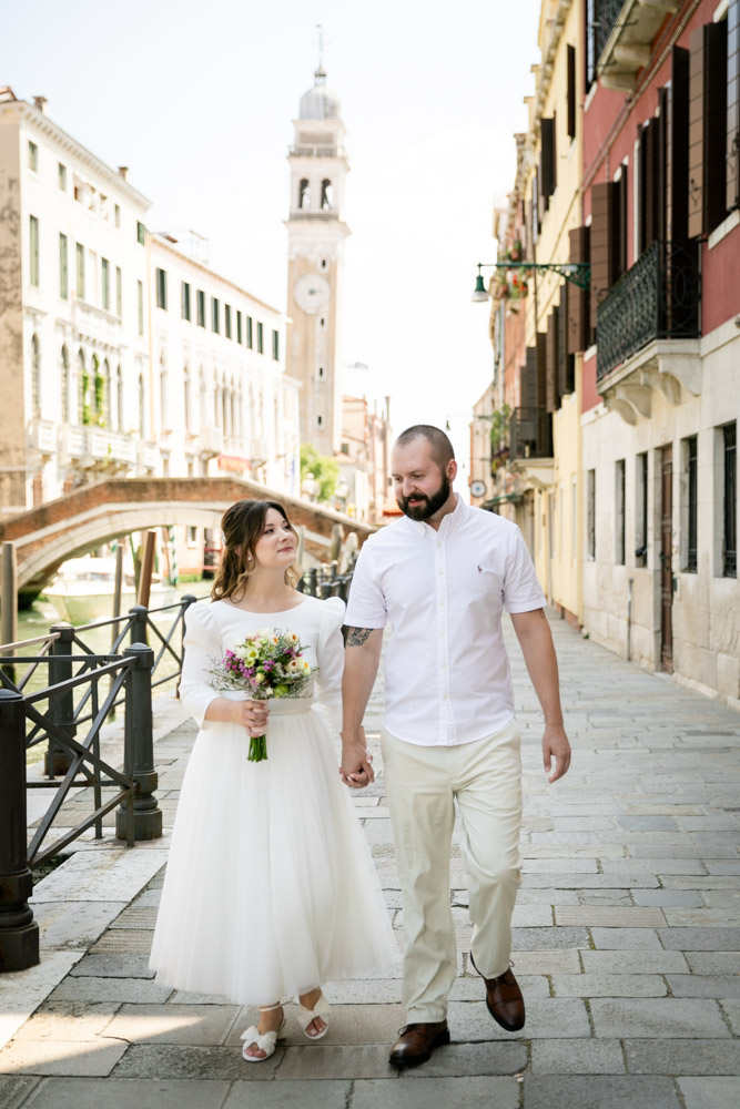 the couple walinkg in Venice after their wedding ceremony in venice