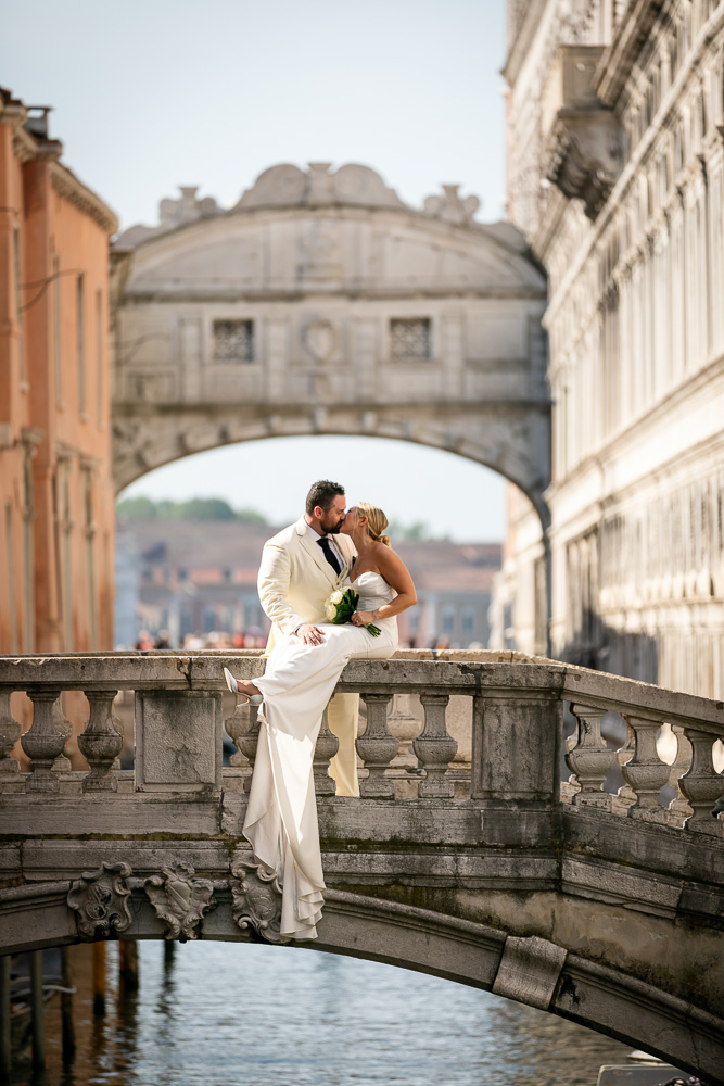 The couple on a bridge, kissing in a typical Venice style