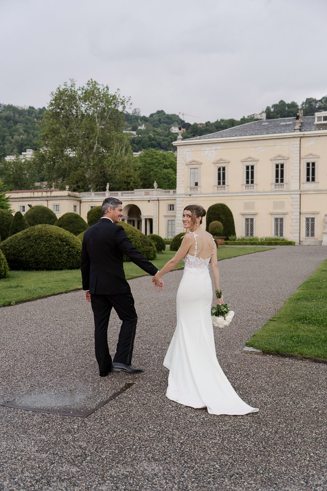 the couple walking to the Villa Olmo