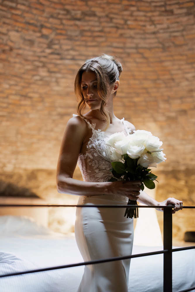 The bride posing with her bouquet at Villa Olmo