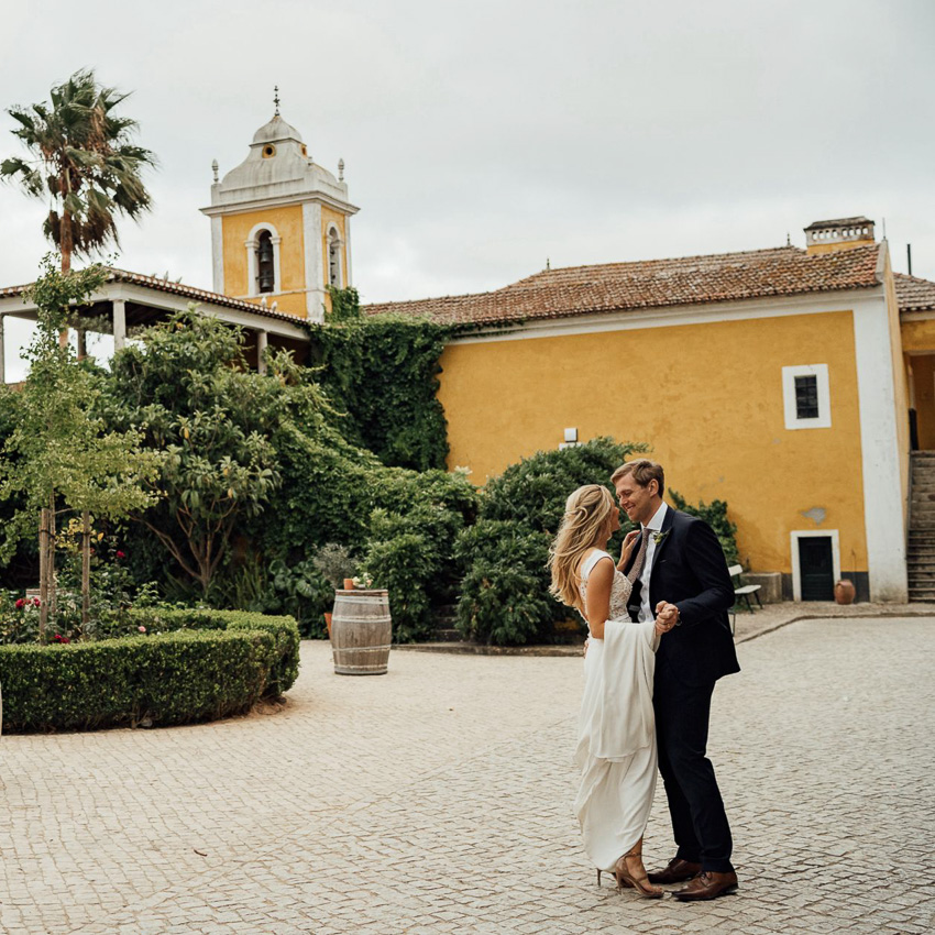 The couple dancing in a Quinta in Portugal