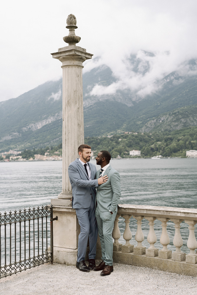 The couple facing each other at Villa Melzi d'Eril