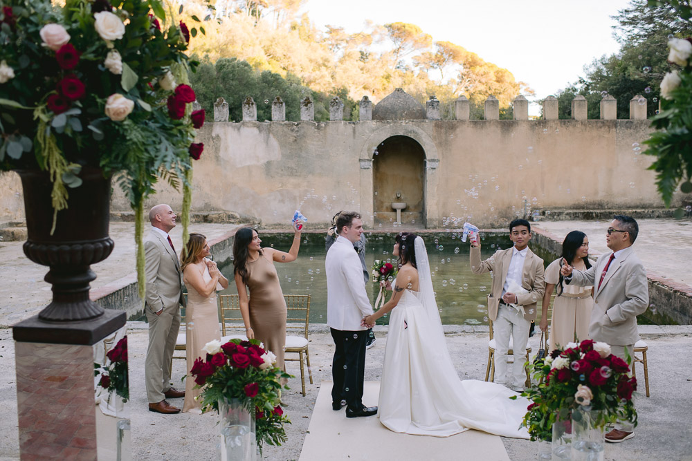 A great setting in the quinta with families around the couple during the ceremony in Portugal