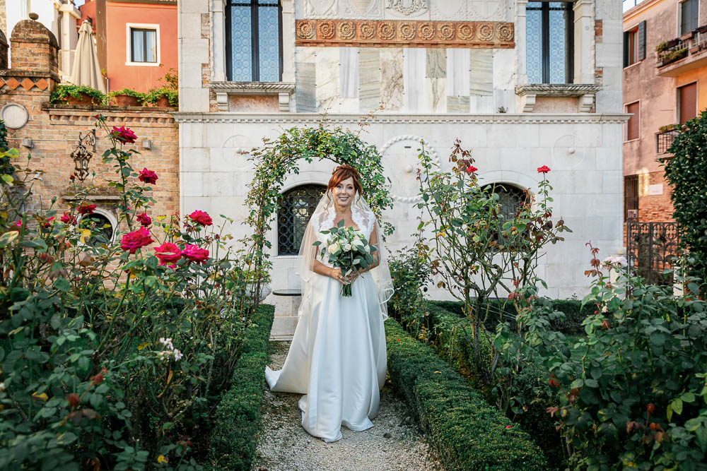 The bride arrives in the garden from the venitian palace