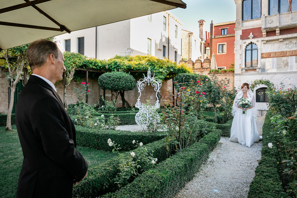 a first look for the groom waiting for her futur spouse