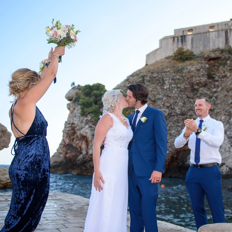 the end of the ceremony, the kiss of the couple and the 2 friends applause