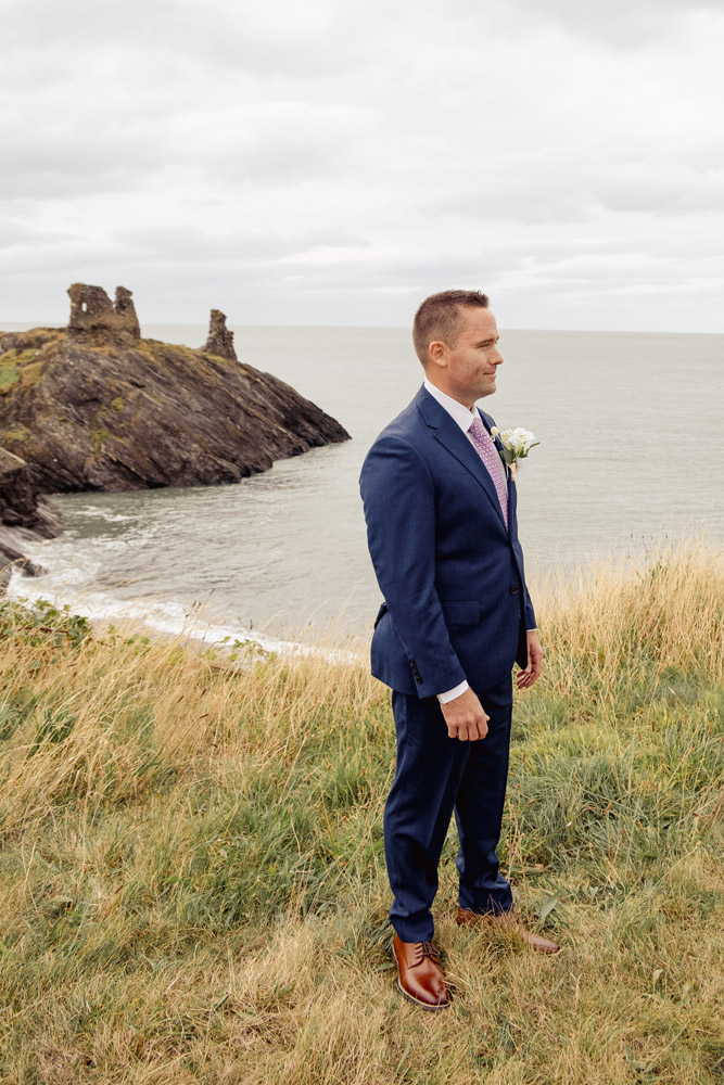 The groom wait for the bride, a bit stressed