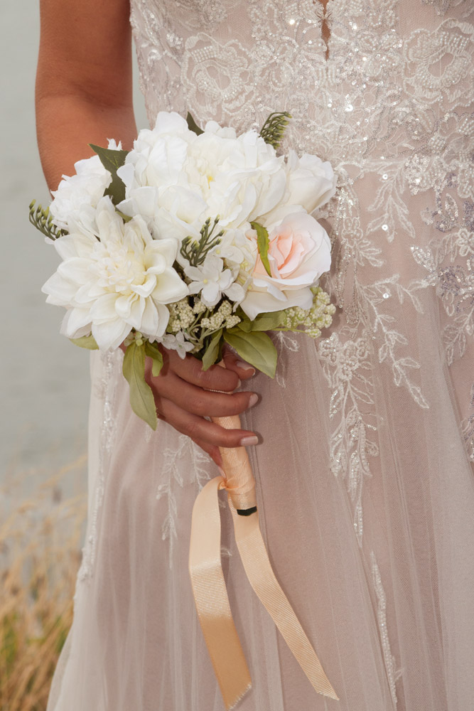 the detail of the bouquet of th bride