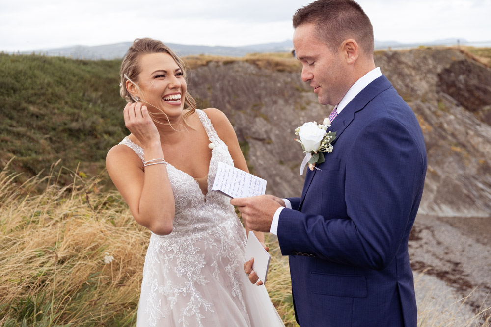 the bride laughs when her futur husband reads the text of his vows