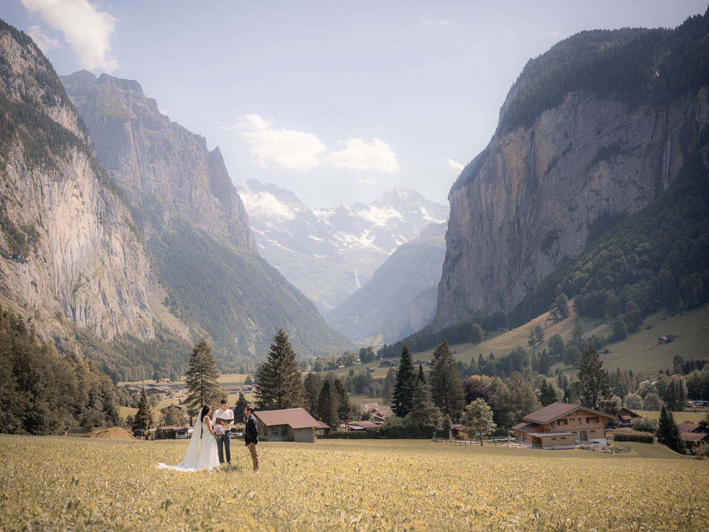 The view on th evalley and mountain for the bride and couple in Switzerland