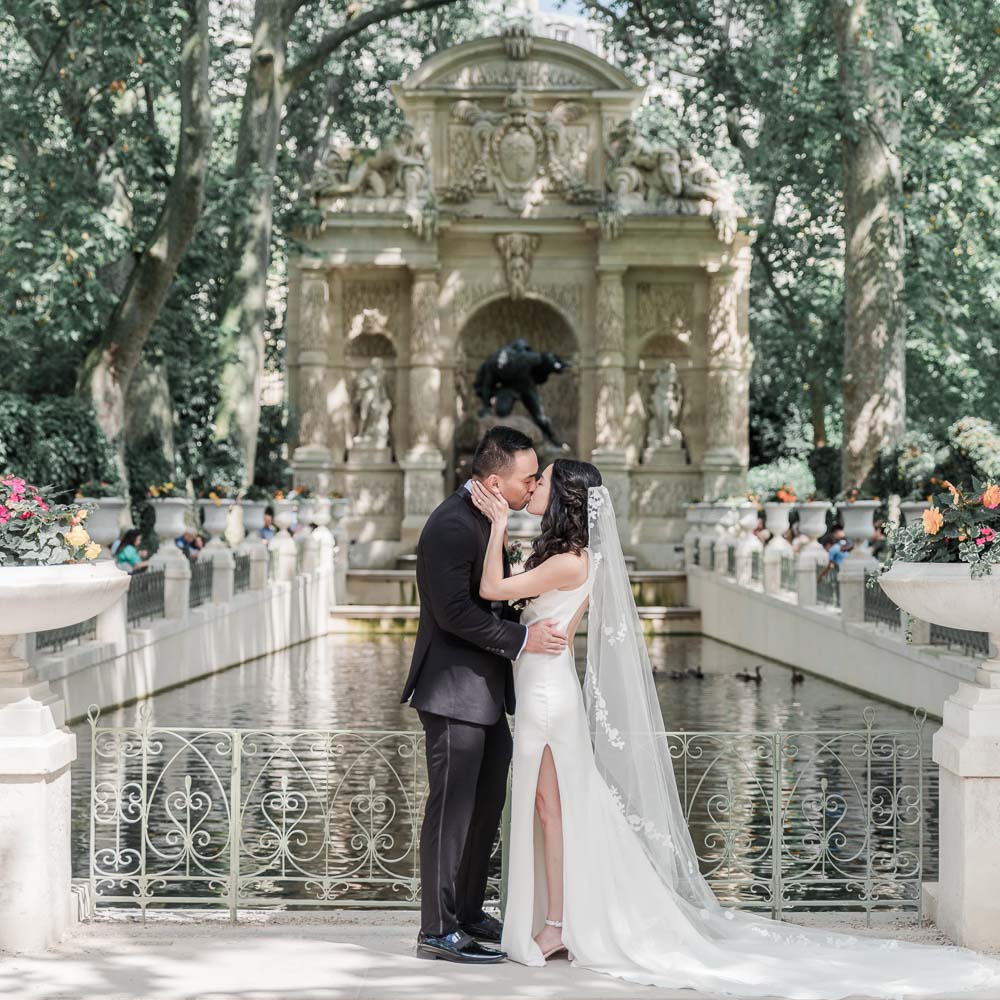 The couple kissing in front of Medicis fountain in Paris