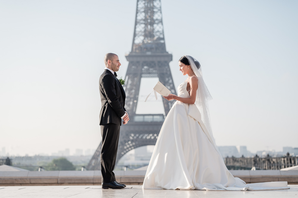 The groom listent to the bride in a very emotional moment