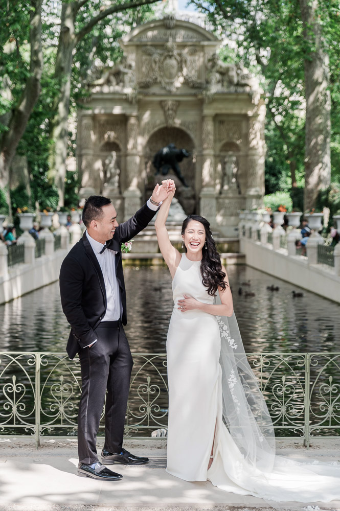 The couple dances in front of the Medicis Fountain