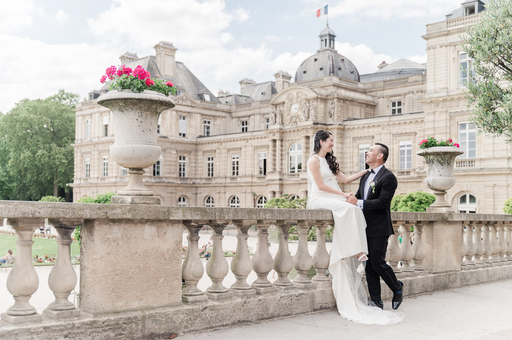 The couple in Luxembourg garden, in front of the Senat