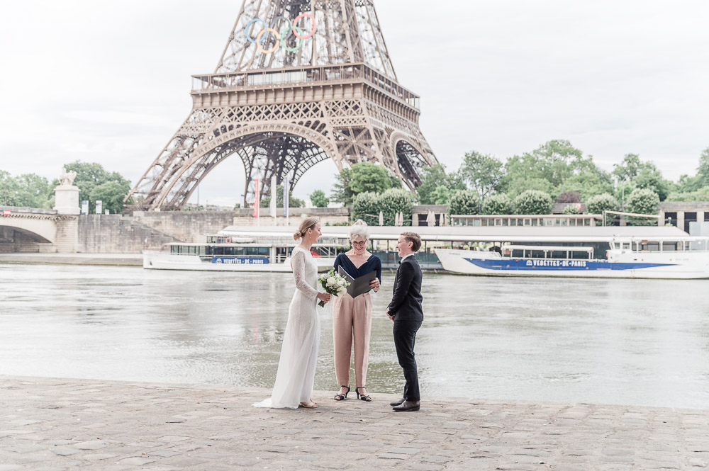 the celebrant reads the text introducing the 2 brides