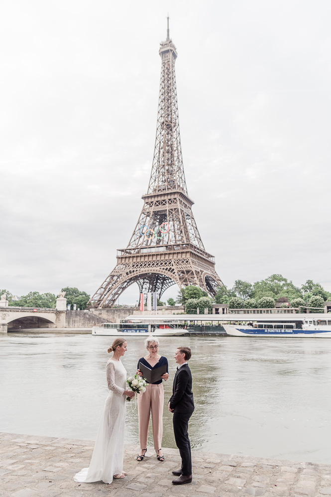 The 2 young women as future spouse facing each other on the river bank as usual for Paris Elopement