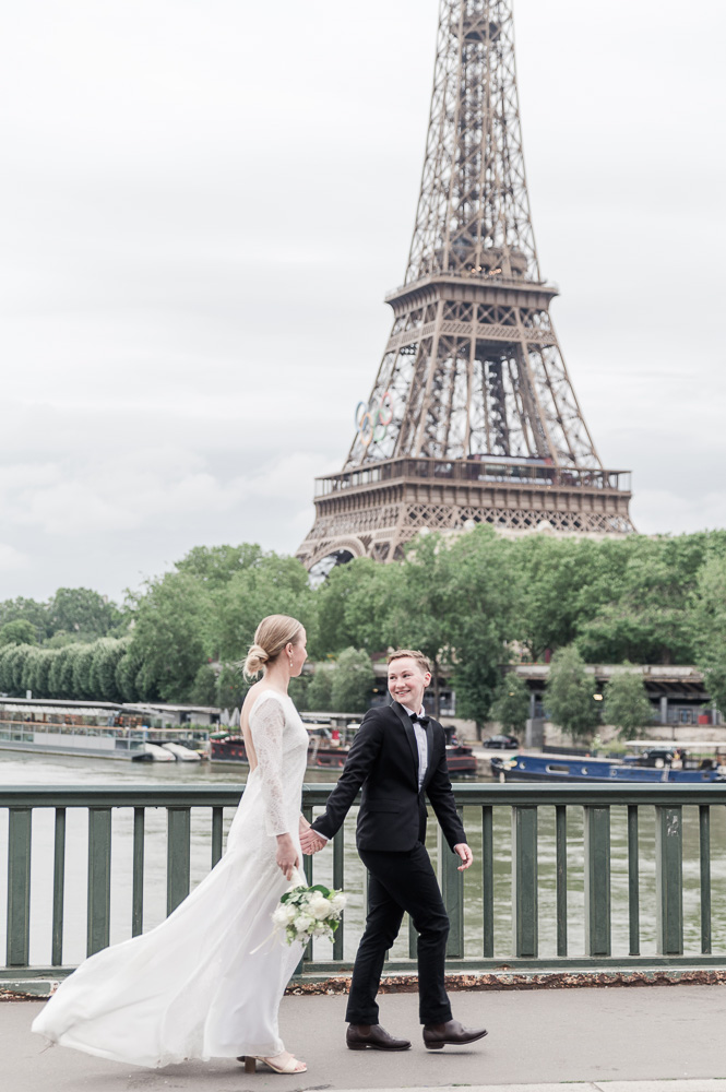 The brides cross the Bir Hakeim bridge in Paris