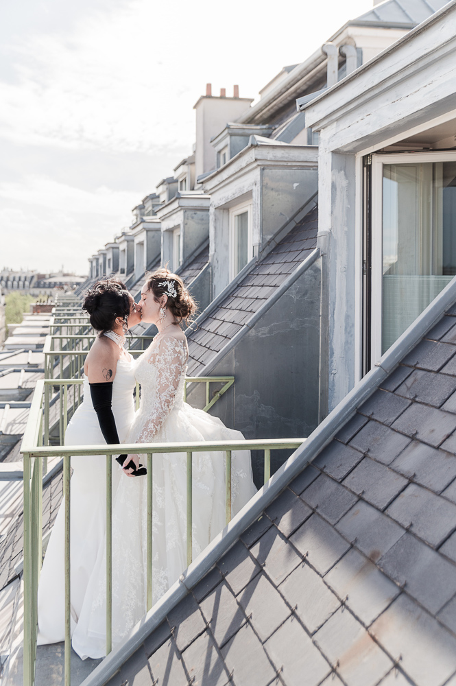 The typical roof in Paris with the 2 brides kissing