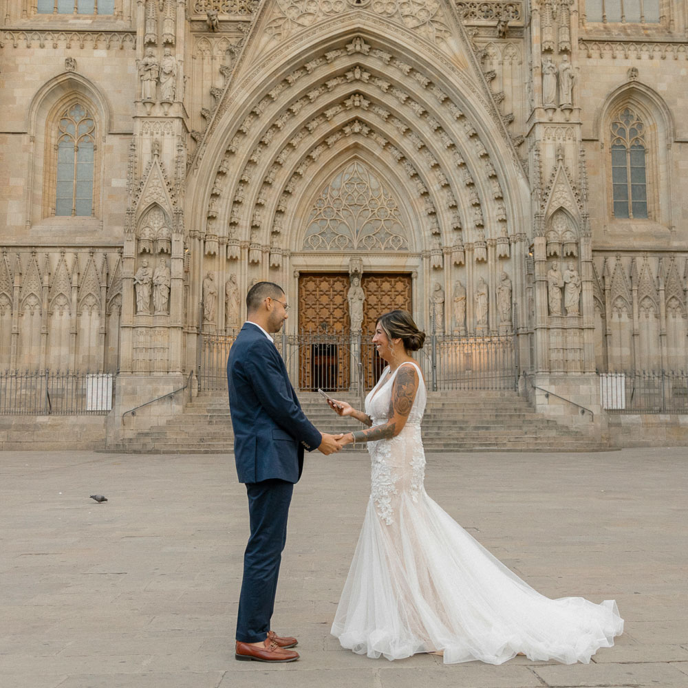 The bride and grrom in front of the garudi Cathedral in Barcelona during the exchange of vows