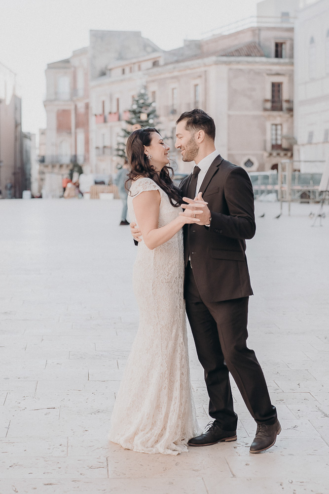 The couple dancing at the Piazza Duomo