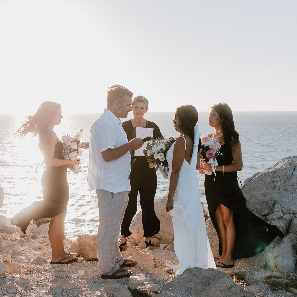 Couple surrounded by the family opf their ceremony in Sicily