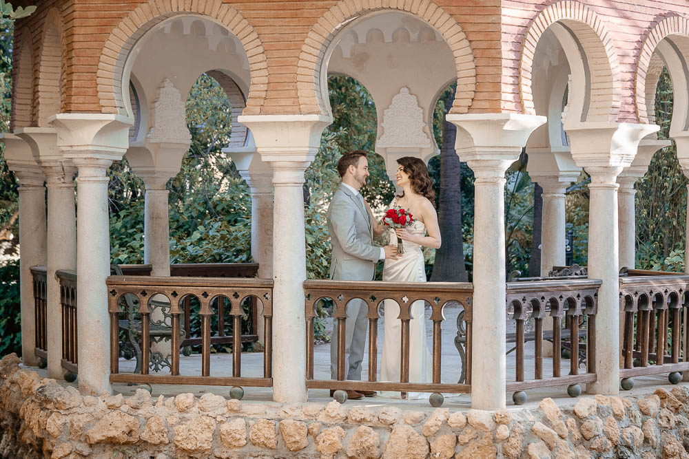 The couple at the Glorieta de los Hermanos Álvarez Quintero