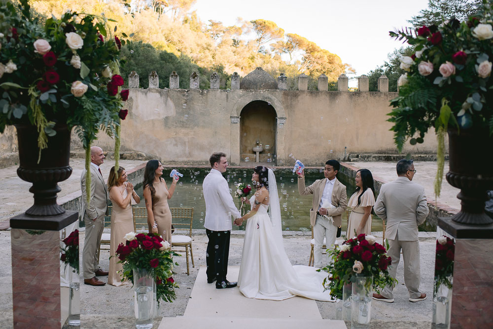 The family and guest surrounding the couple for a micro wedding in Portugal