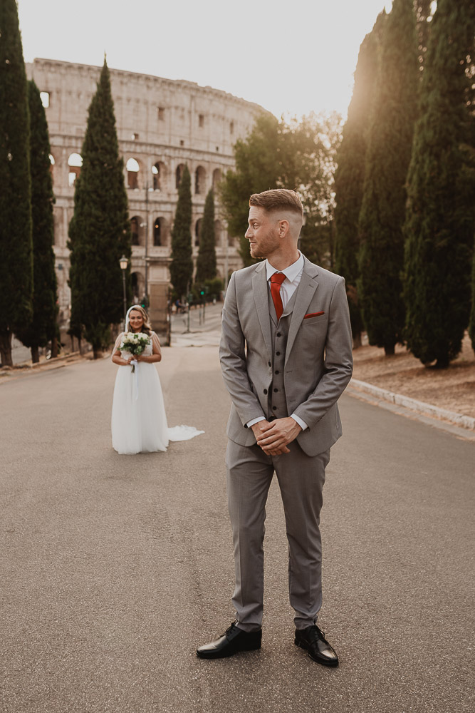 Romantic elopement in Rome: The couple shares a tender moment in front of the Colosseum